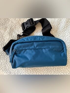 Incase Teal Crossbody Belt Bag with Black Strap